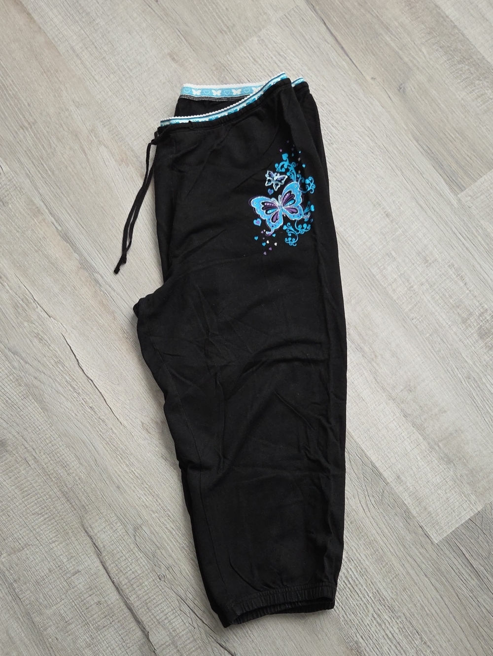 Mix & Co Women’s Black Capris with Blue Butterfly Accent Size 2X